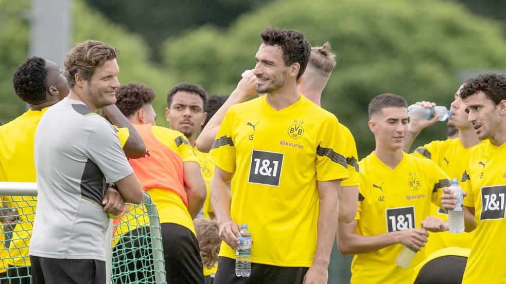 Mats Hummels (r) beim Training im Gespräch mit BVB-Trainer Edin Terzic. Foto: Bernd Thissen/dpa