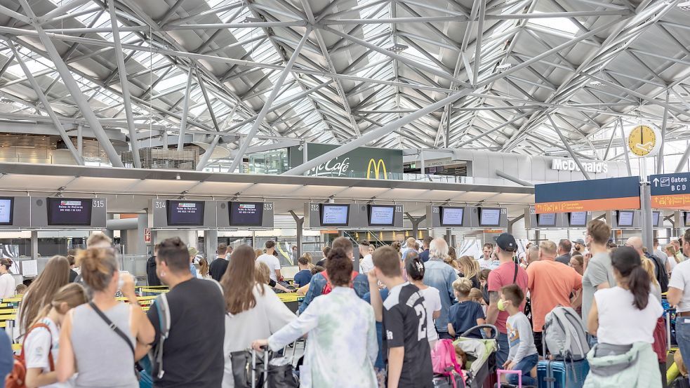 Auf deutschen Flughäfen herrscht ausgerechnet zum Ferienstart Chaos. Foto: imago-images/Marc John