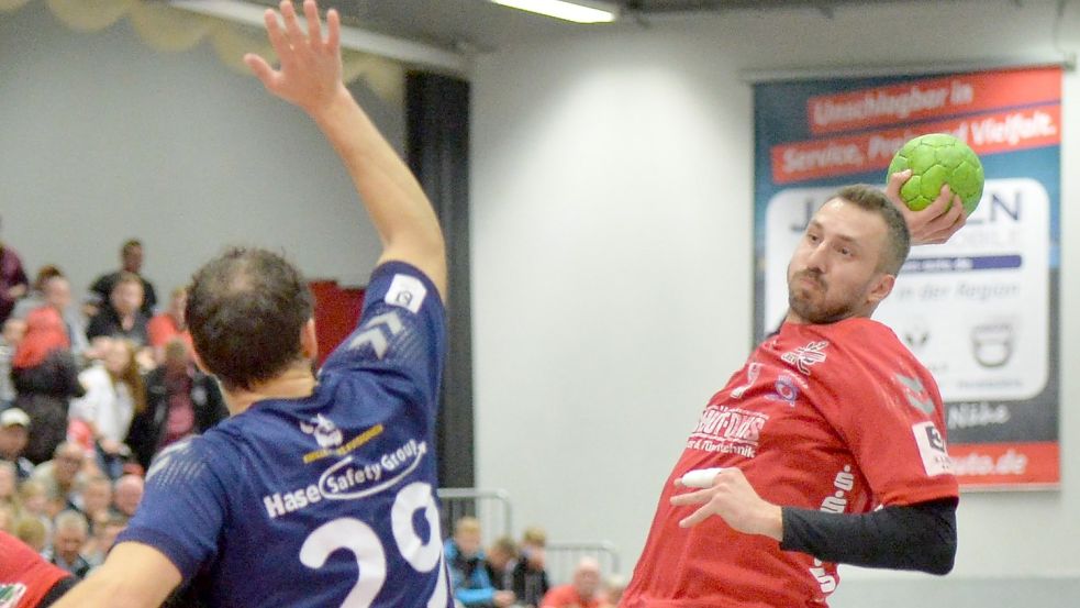 Zu den besonderen Aufeinandertreffen gehört auch in der kommenden Saison für den OHV (rechts Kevin Wendlandt) wieder das Spiel gegen den Wilhelmshavener HV. Foto: Wolfenberg