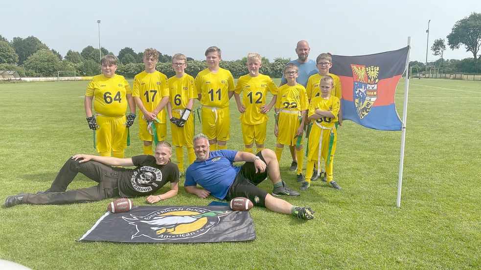 Die Mannschaft mit ihren beiden Trainern.