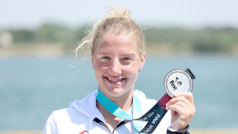 Silber über 25 Kilometer im Freiwasser: Lea Boy zeigt ihre Medaille. Foto: Ian MacNicol/dpa