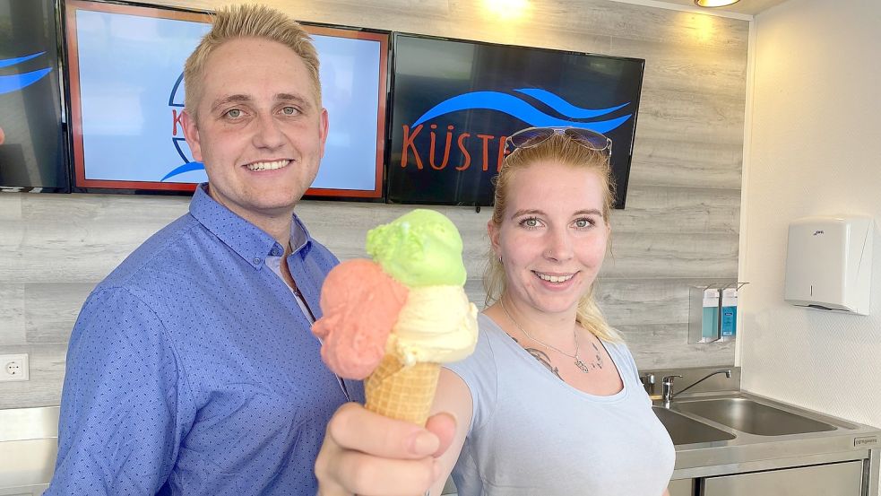 Timo Kruse und Ilka Meyer haben in Moordorf eine Eisfabrik eröffnet. Am Sonnabend startet der Verkauf an der Ekelser Straße. Foto: Holger Janssen