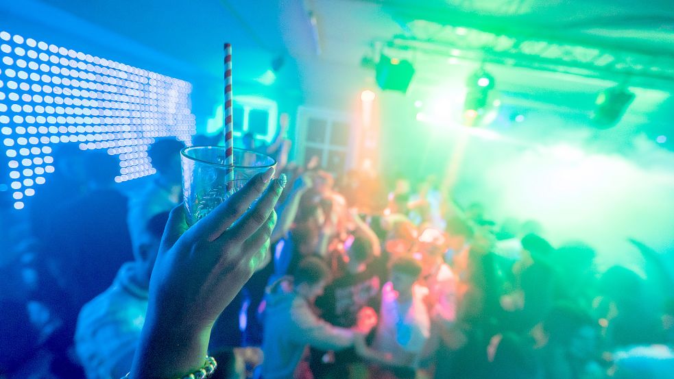 Menschen feiern in einer Disco. In Großefehn ist am Freitag der Chartstürmer DJ Robin zu Gast – die Veranstalter versprechen eine wilde Nacht. Foto: DPA