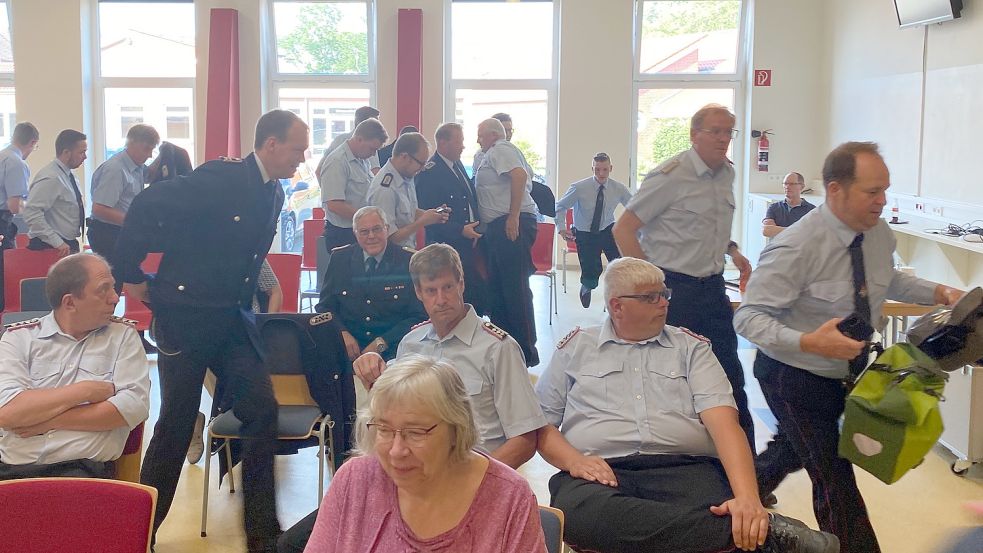 Mit dem Piepen der Meldeempfänger verließen zahlreiche Feuerwehrleute den Saal. Foto: Holger Janssen