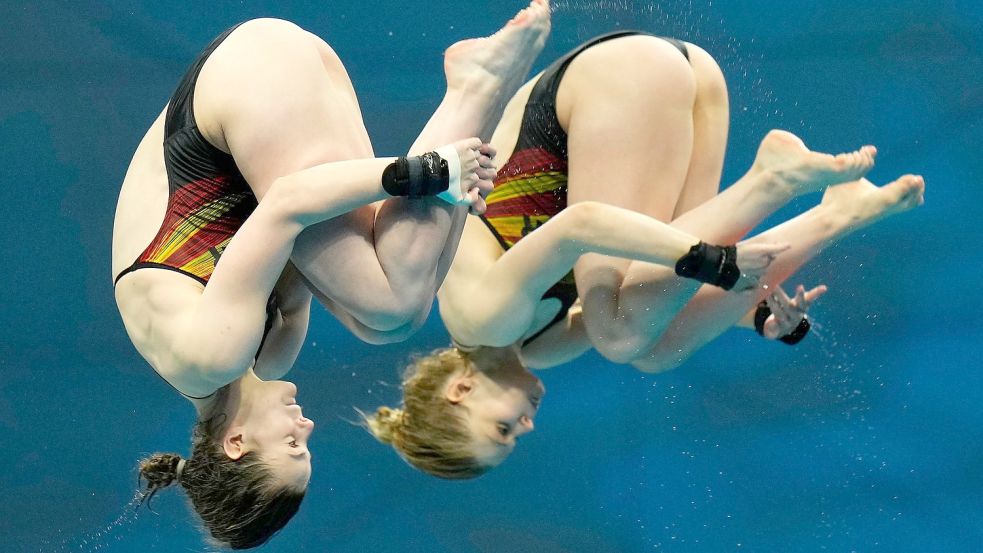 Synchronspringen vom Turm: Elena und Christina Wassen in Aktion. Foto: Petr David Josek/AP/dpa