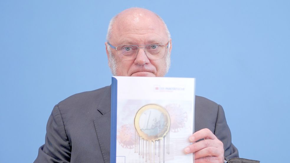 Ulrich Schneider, Hauptgeschäftsführer vom Paritätischen Gesamtverband, stellt im Haus der Bundespressekonferenz den Paritätischen Armutsbericht für das Jahr 2021 vor. Foto: DPA