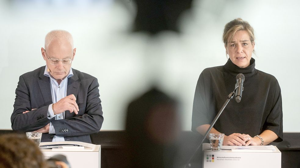 Jürgen Barke und Mona Neubauer auf der Wirtschaftskonferenz der Länder. Foto: dpa/Bernd Thissen