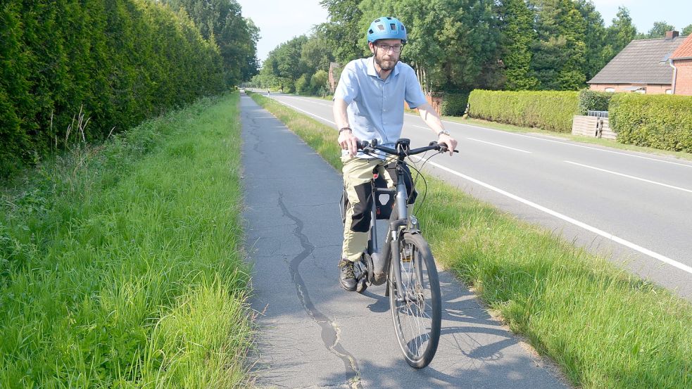 Der Großefehntjer Christoph Eschenbacher pendelt fast täglich über den Radweg der Bundesstraße 72 zur Arbeit nach Aurich. Foto: Imke Cirksena