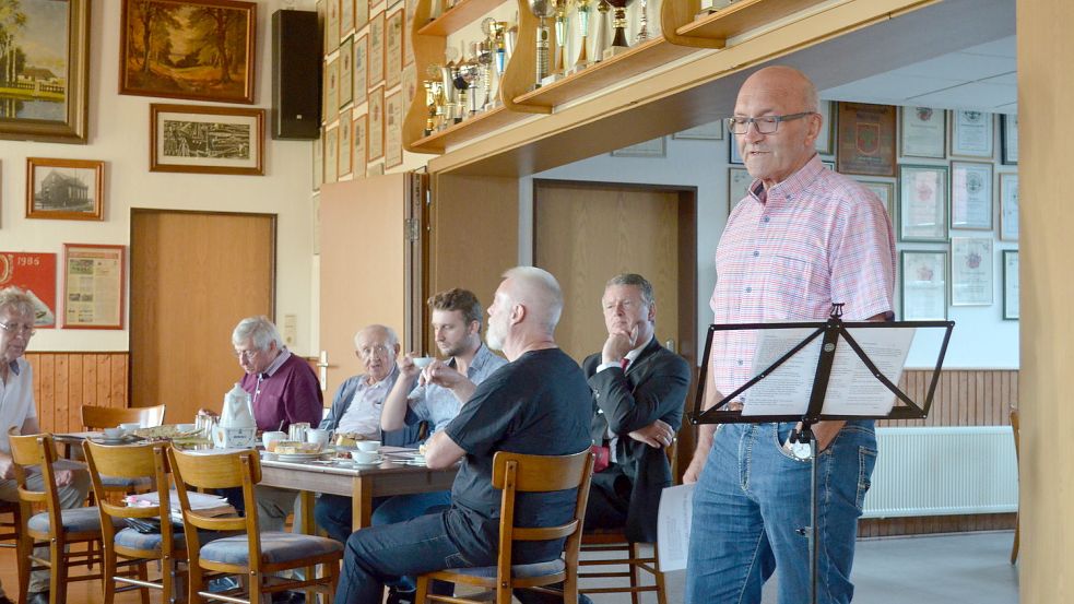 Der ehemalige Verwaltungsbeamte Richard van Düllen (rechts) war seit seiner Ausbildungszeit mit dem Thema Gebietsreform konfrontiert. Er berichtete am Dienstag über seine Erfahrungen. Foto: Imke Cirksena