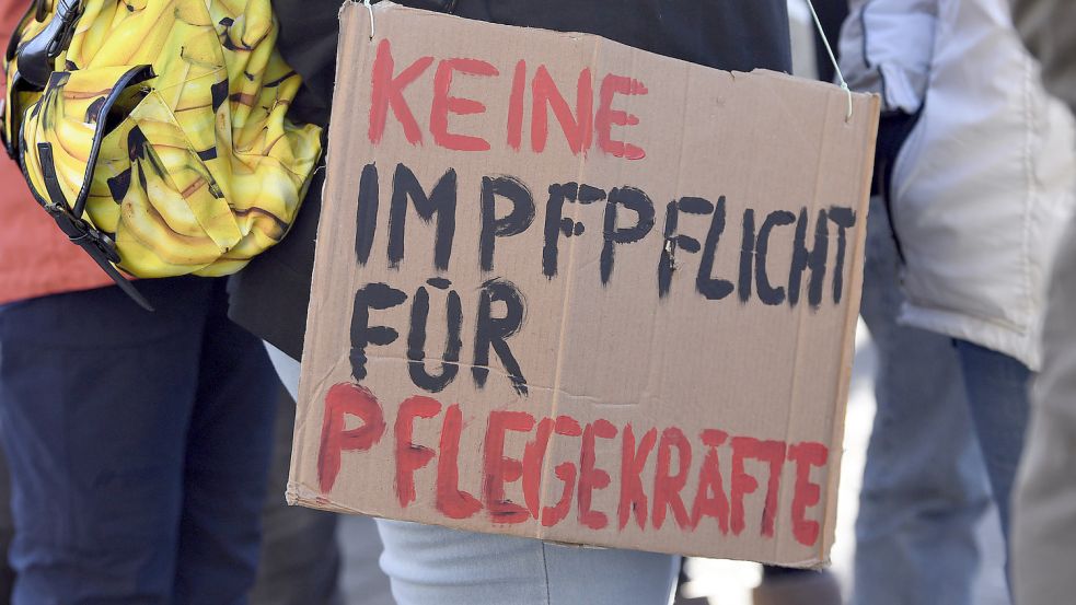 Plakat mit der Aufschrift „Keine Impfpflicht für Pflegekräfte“. Gegen eine Zwangsimpfung protestierten tausende Pflegekräfte bei verschiedenen Kundgebungen im Land. Foto: DPA