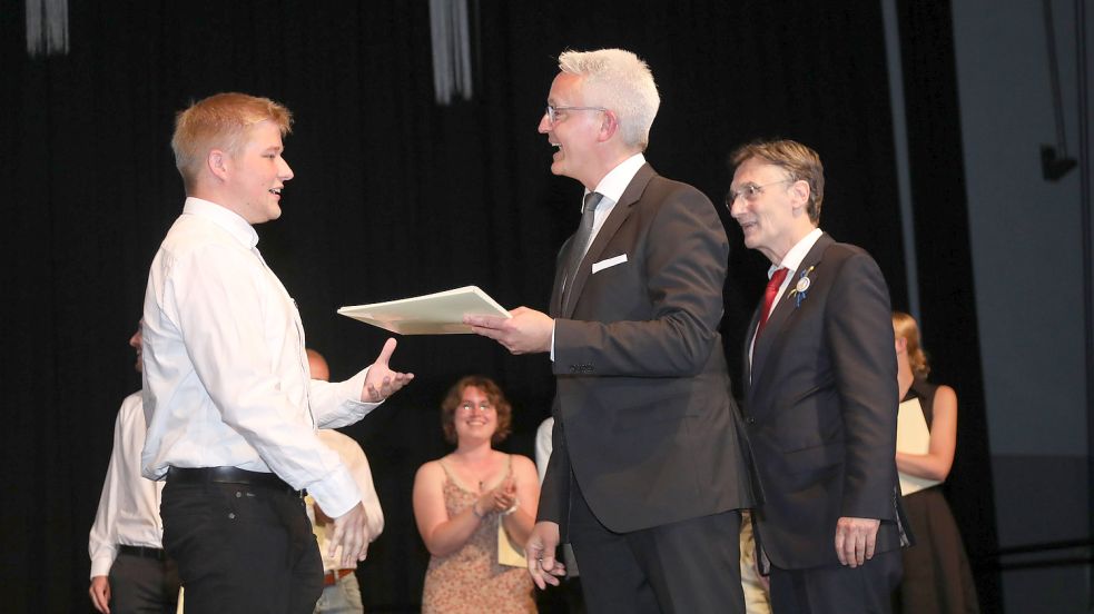 Gleich zwei Schulleiter überreichten im Ulricianum die 165 Abiturzeugnisse. Denn Wolfgang Grätz (rechts), Leiter des Norder Ulrichsgymnasiums, hatte in diesem Jahr in Aurich den Prüfungsvorsitz, während Rüdiger Musolf in Norden zuständig war. Foto: Romuald Banik