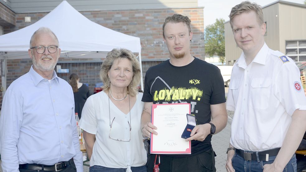 Ehrung und Rückzug an einem Tag: Dieter Meyer (von links), Helene Frieden, Andreas Töpfer und Markus Wedemeyer. Foto: Stefan Greiber/Johanniter