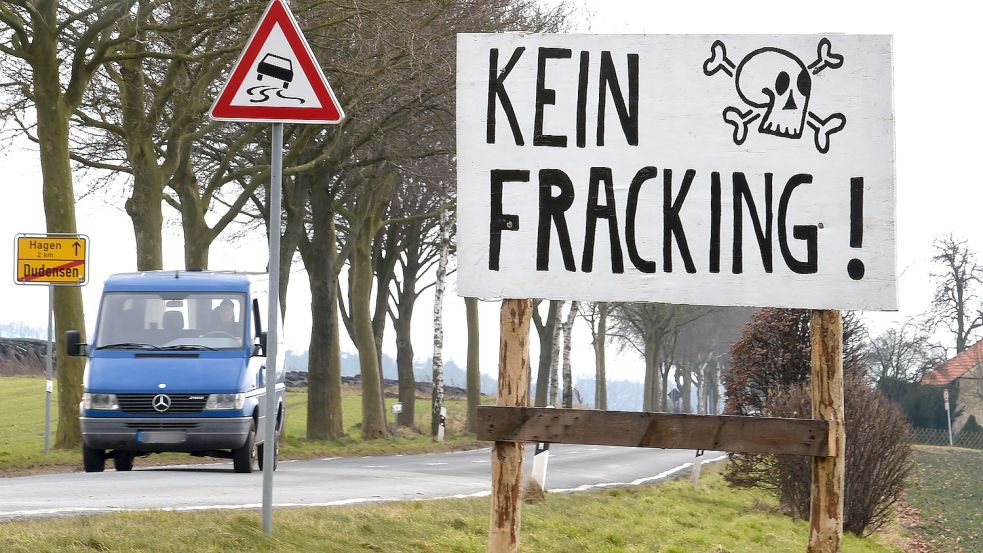 Ein Transparent mit Totenkopf und der Aufschrift „Kein Fracking!“ steht an der Ortsgrenze von Dudensen bei Neustadt am Rübenberge (Niedersachsen). Durch den Angriff Russlands auf die Ukraine gibt es mittlerweile eine neue Fracking-Debatte, um unabhängig von russischem Gas zu werden. Foto: Holger Hollemann/dpa