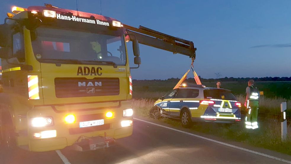 Ein Abschleppwagen nahm den beschädigten Streifenwagen an den Haken. Foto: privat