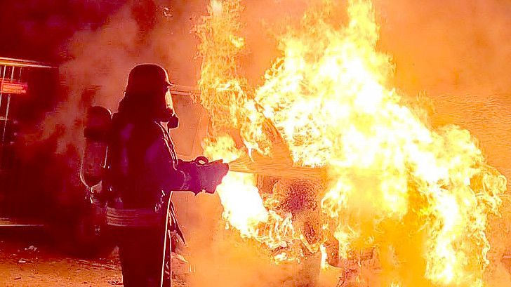 Die Feuerwehr rückte in der Nacht zu Sonnabend zu einem Autobrand in Norden aus. Foto: Feuerwehr