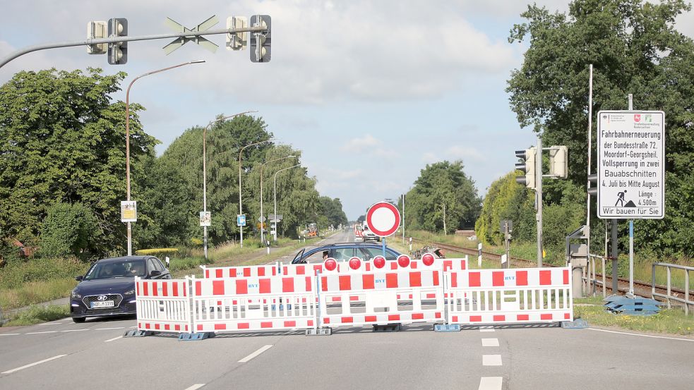 Gesperrt: Die Bundesstraße 72 wird zwischen Moordorf und Uthwerdum saniert. Danach folgt ein weiterer Abschnitt. Foto: Romuald Banik