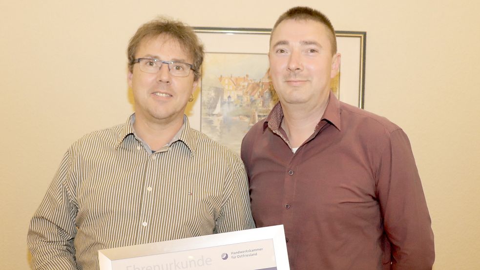 Obermeister Stefan Meyer (rechts) überreichte Bäcker Lars Grünhoff die Urkunde zum 25-jährigen Meisterjubiläum. Foto: HWK
