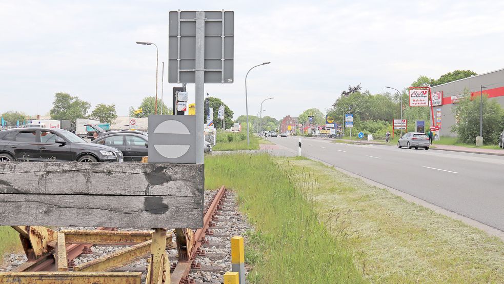 Entlang der Emder Straße würde der Personenzug bis zum neuen ZOB an der Sparkassen-Arena fahren. Foto: Heino Hermanns