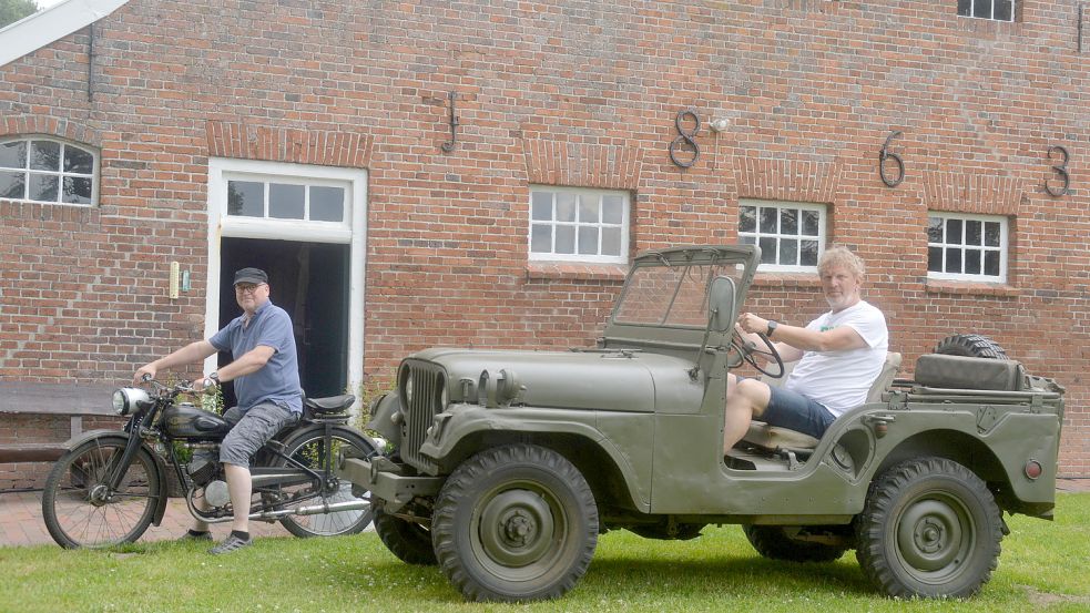 Herbert Fuhs vor Janssens Scheune im Original Willys Jeep MB, der im 350 Kilometer entfernten Heinsberg für das Stück „Heimat“ entdeckt wurde. Die von Frank Mansholt gesteuerte 98er Hercules von 1951 ist eine Leihgabe eines Einwohners. Foto: Gerd-D. Gauger