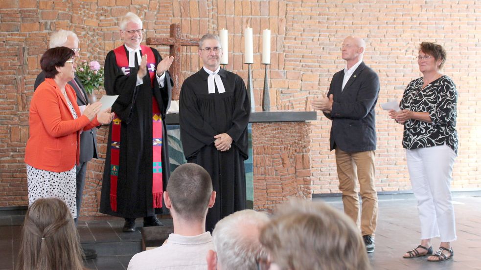 Ovationen zum Abschied: Stehend klatschten Kirchenvorstandsmitglieder und Superintendent Dr. Helmut Kirschstein Beifall für Pastor Norbert Masslich (Bildmitte).