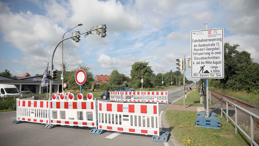 Gesperrt und bewacht: Für Autofahrer gibt es zwischen Moordorf und Uthwerdum derzeit kein Durchkommen. Ein Sicherheitsdienst achtet darauf, dass niemand die Sperrung missachtet. Foto: Romuald Banik