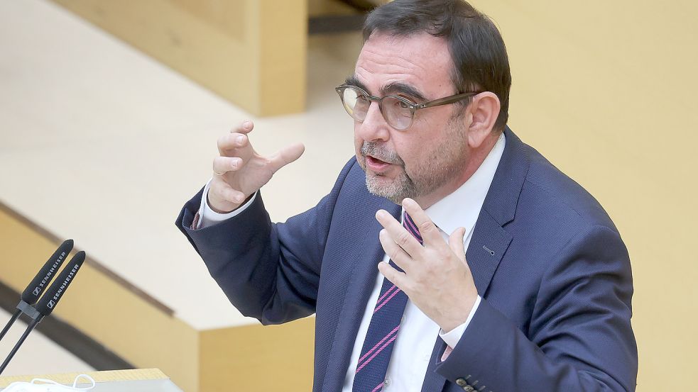 Der bayerische Gesundheitsminister Klaus Holetschek (CSU) fordert die Bundesregierung dazu auf, ihren eingeschlagenen Kurs bei Cannabis noch einmal zu „überdenken“. Foto: dpa/Karl-Josef Hildenbrand