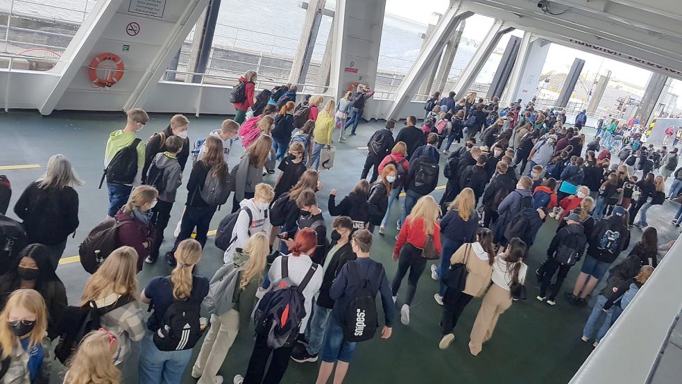 Mit einer Sonderfähre der Rederei Frisia setzten die Schüler des Ulrichsgymnasiums am Dienstag von Norddeich über nach Norderney. Foto: Jörg Müller