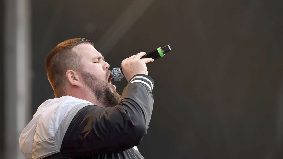 Aufruf zur Gewalt? Jan „Monchi“ Gorkow, Sänger der Band Feine Sahne Fischfilet bei einem Konzert unter dem Motto #wirsindmehr 2018 in Chemnitz. Foto: Sebastian Kahnert/dpa