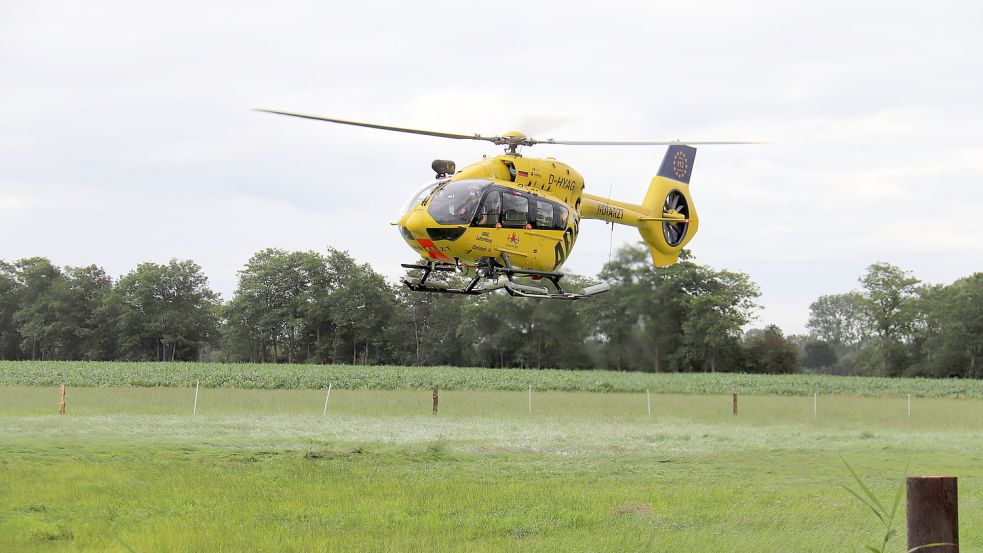 Mit dem Rettungshubschrauber Christoph 26 wurde die verletzte Fahrerin in ein Krankenhaus gebracht. Foto: Heino Hermanns