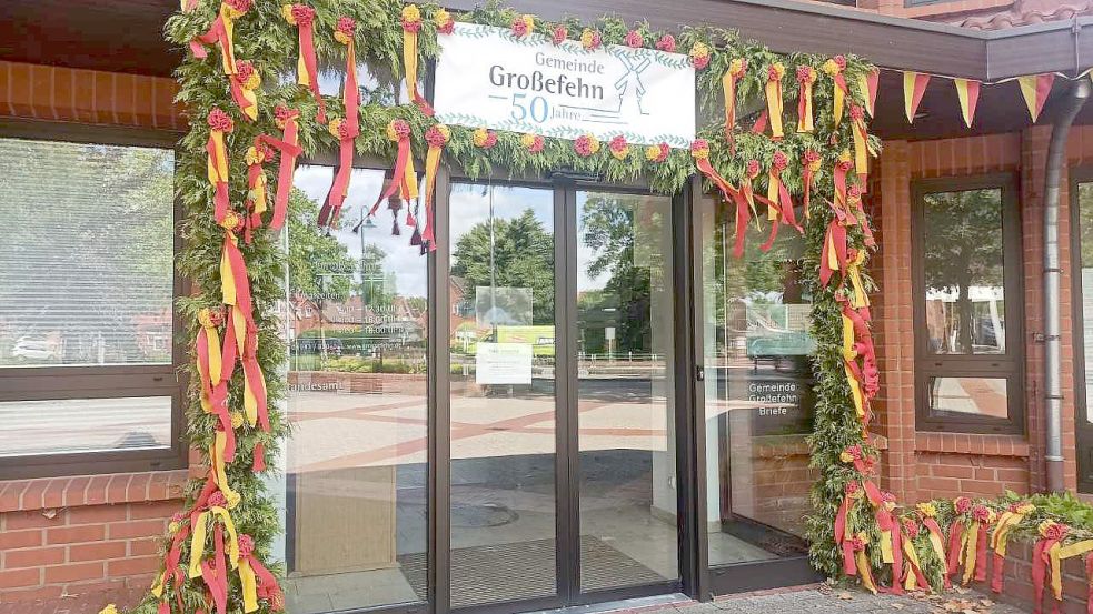 Das Bürgerhaus in Großefehn wurde anlässlich des 50. Gemeindejubiläums mit einem Bogen geschmückt. Die Feierlichkeiten sind Ende August geplant. Foto: Imke Cirksena