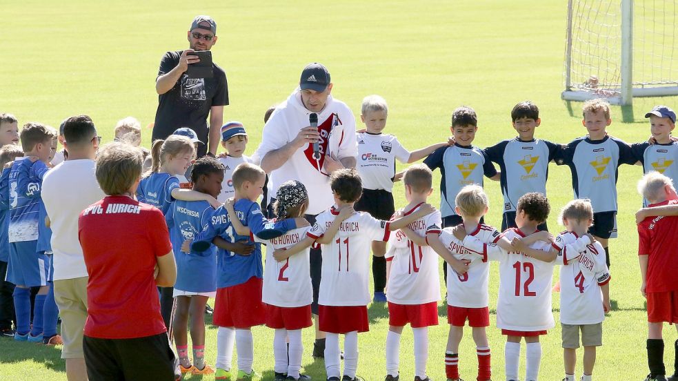 Moderator Werner Hoffmann interviewte die Kinder kurz vor ihrem großen Auftritt.