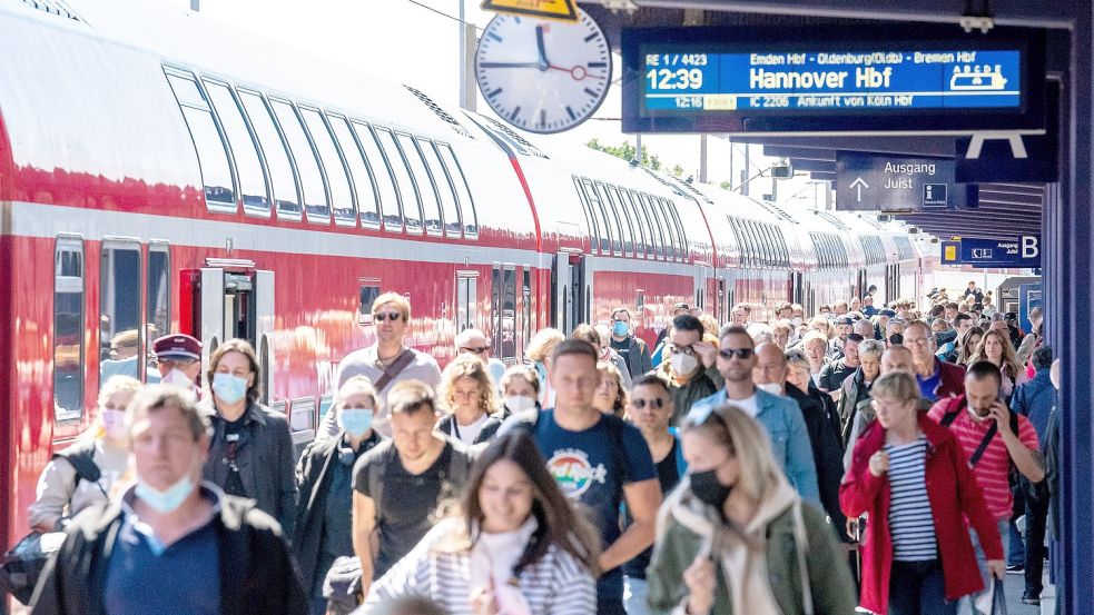 Die Regionalzüge am Bahnhof Norddeich-Mole waren zu Stoßzeiten, wie hier über Pfingsten, sehr stark ausgelastet. Foto: DPA