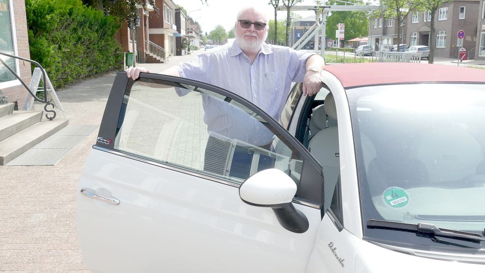 Bis April ist Roland Pöche viele Jahre lang mit seinem Motorad Gold Wing in Ostfriesland herumgereist. Inzwischen hat er ein Fiat-500-Cabriolet. Foto: Wieking