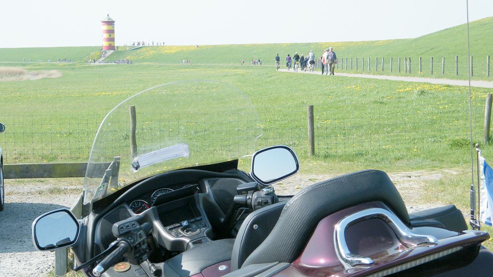 Ausflug zum Pilsumer Leuchturm. Roland Pöche fotografiert gern - vor allem seine schwere Honda. Foto: Privat