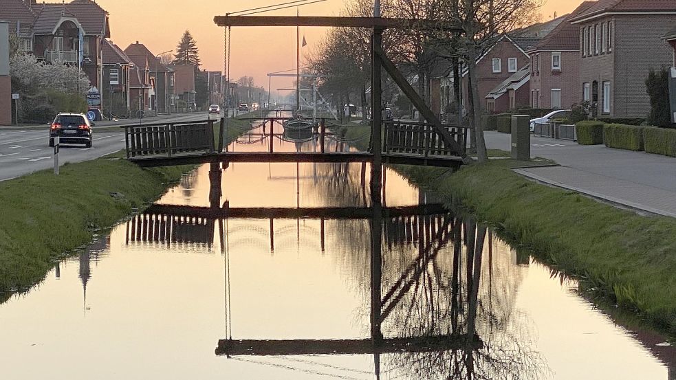 Sonnenuntergang am Rajen mit Fehnbrücke: Das ist eins von vielen Motiven, die das Ehepaar Pöche am Fehn so liebt. Foto: Privat