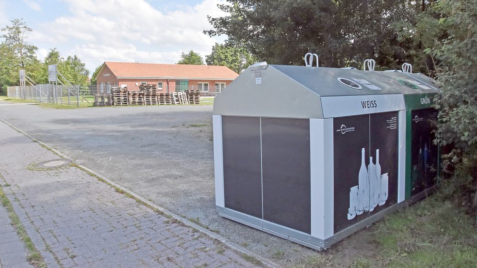 Seit vergangenen Freitag stehen die Glascontainer am Sportplatzgelände am Adeweg in Leezdorf. Foto: Thomas Dirks