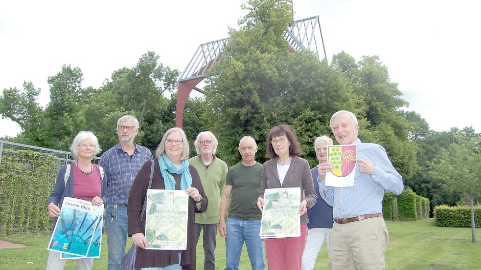 Präsentierten das Programm zu den Klostertagen: Karin Theilen (von links) und Klaus Wenn von der Fotogruppe Emden sowie Dagmar Brüdigam, Horst Heekmann, Fritz Eggerstorff, Anna Buttjer, Irmgard Reuter und Bernd Buttjer vom Klosterverein. Foto: Imke Cirksena