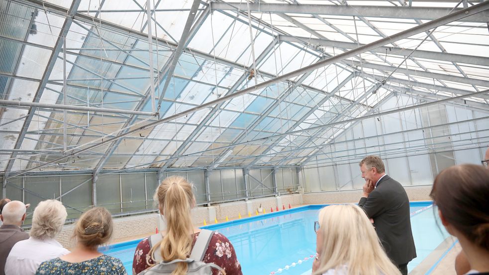 Der Ihlower Sozialausschuss machte sich am Mittwoch ein Bild vom Schwimmbad in Westerende. Foto: Romuald Banik