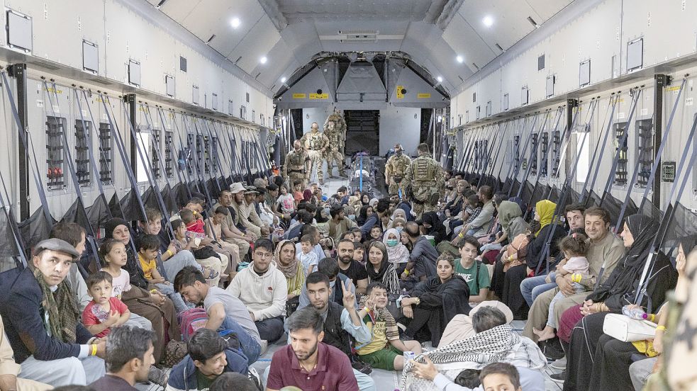Dicht gedrängt sitzen Menschen aus Afghanistan an Bord einer Airbus der Bundesluftwaffe. Ein Untersuchungsausschuss des Bundestag soll untersuchen, wie es zum Chaos beim Abzug aus Afghanistan kommen konnte. Foto: Bundeswehr