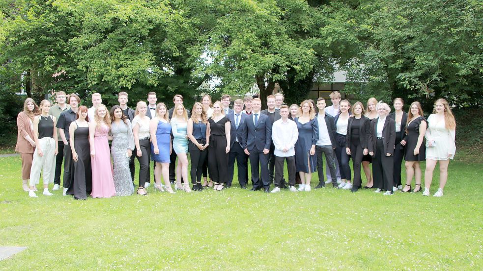 Sie haben am Beruflichen Gymnasium der der Berufsbildenden Schule 2 ihr Abitur abgelegt und konnten das nun feiern. Foto: privat