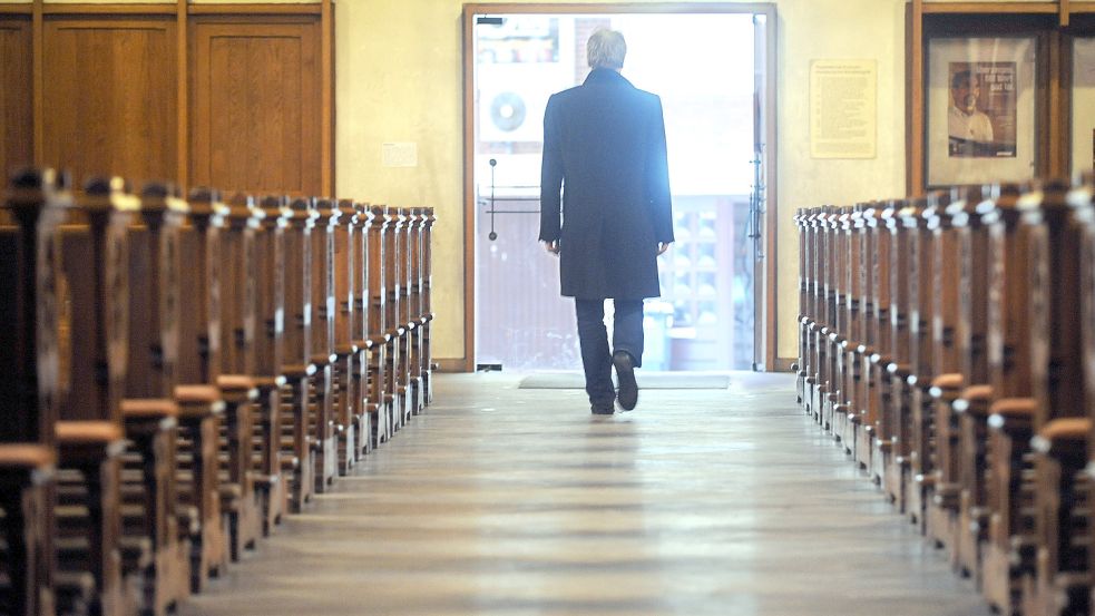 Ein Mann verlässt eine katholische Kirche in Bremen. Die Zahl der Gemeindemitglieder schwindet – auch in Aurich. Foto: DPA