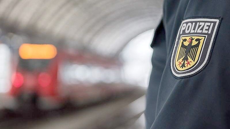 Bundespolizisten nahmen eine aggressive Frau fest, die eine Mitarbeiterin der Bahn bedroht hatte. Foto: Bundespolizei