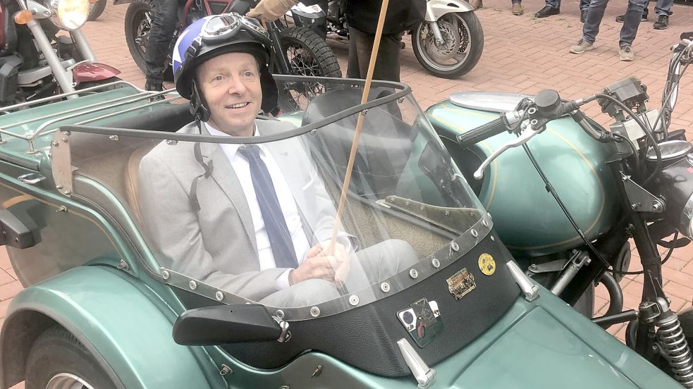 Mit einem Motorradkorso wurde Wilhelm Mammen zur Abschiedsfeier in die BBS 1 Aurich gefahren.Foto: privat