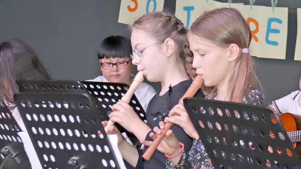 Mehrere Stücke gab das Schulorchester am Freitagvormittag zum Besten. Foto: Heino Hermanns
