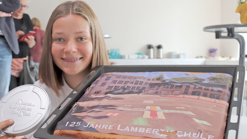 Henrike Tertilt hat einen kleinen Film über die Lambertischule gedreht und zur Feier einen besonderen Kuchen beigesteuert. Foto: Heino Hermanns