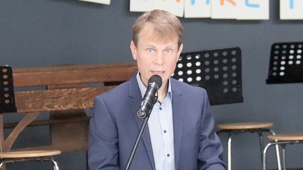 Schulleiter Kai Münzel ließ die Geschichte der Lambertischule Revue passieren. Foto: Heino Hermanns