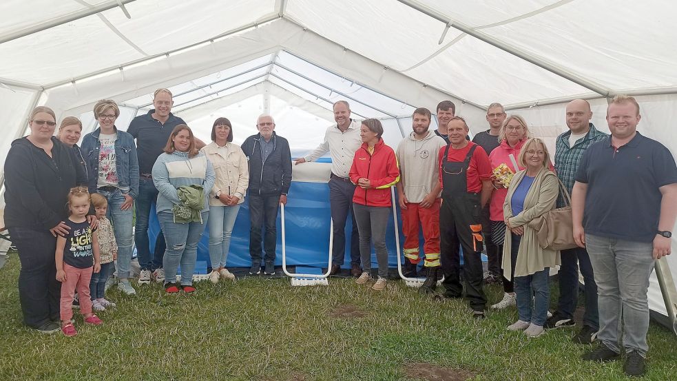 Der Aufbau des Pools samt Zelt an der Kindertagesstätte Zwergennest in Riepe sorgte am Freitag für viele glückliche Gesichter. Foto: Imke Cirksena