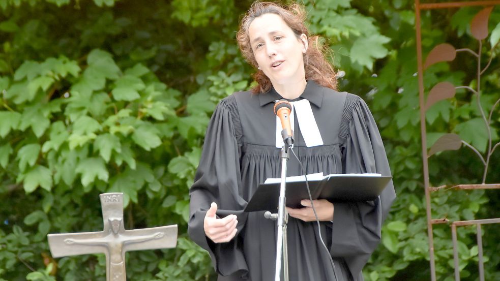 Pastorin Katrin Krüger (hier beim diesjährigen Himmelfahrtsgottesdienst in Siegelsum) verlässt Marienhafe zum 1. Februar 2023. Foto: Thomas Dirks