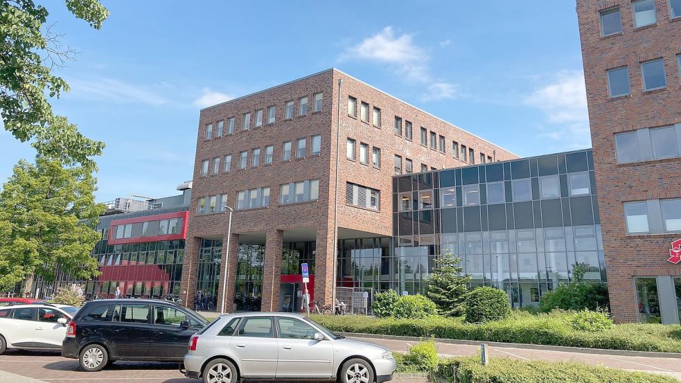 Die Ubbo-Emmius-Klinik in Aurich. Mal wieder müssen Operationen verschoben werden. Foto:Romuald Banik