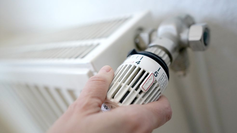 Eine Frau dreht an einem Heizungsthermostat. Die Strom- und Gaspreise drohen weiter zu steigen. Foto: DPA